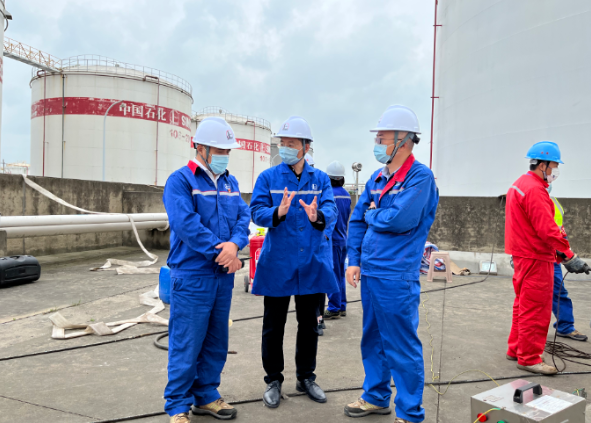 雷電預警系統助力油庫安全:解決油庫雷擊火災隱患 雷電預警系統助力油庫安全:解決油庫雷擊火災隱患